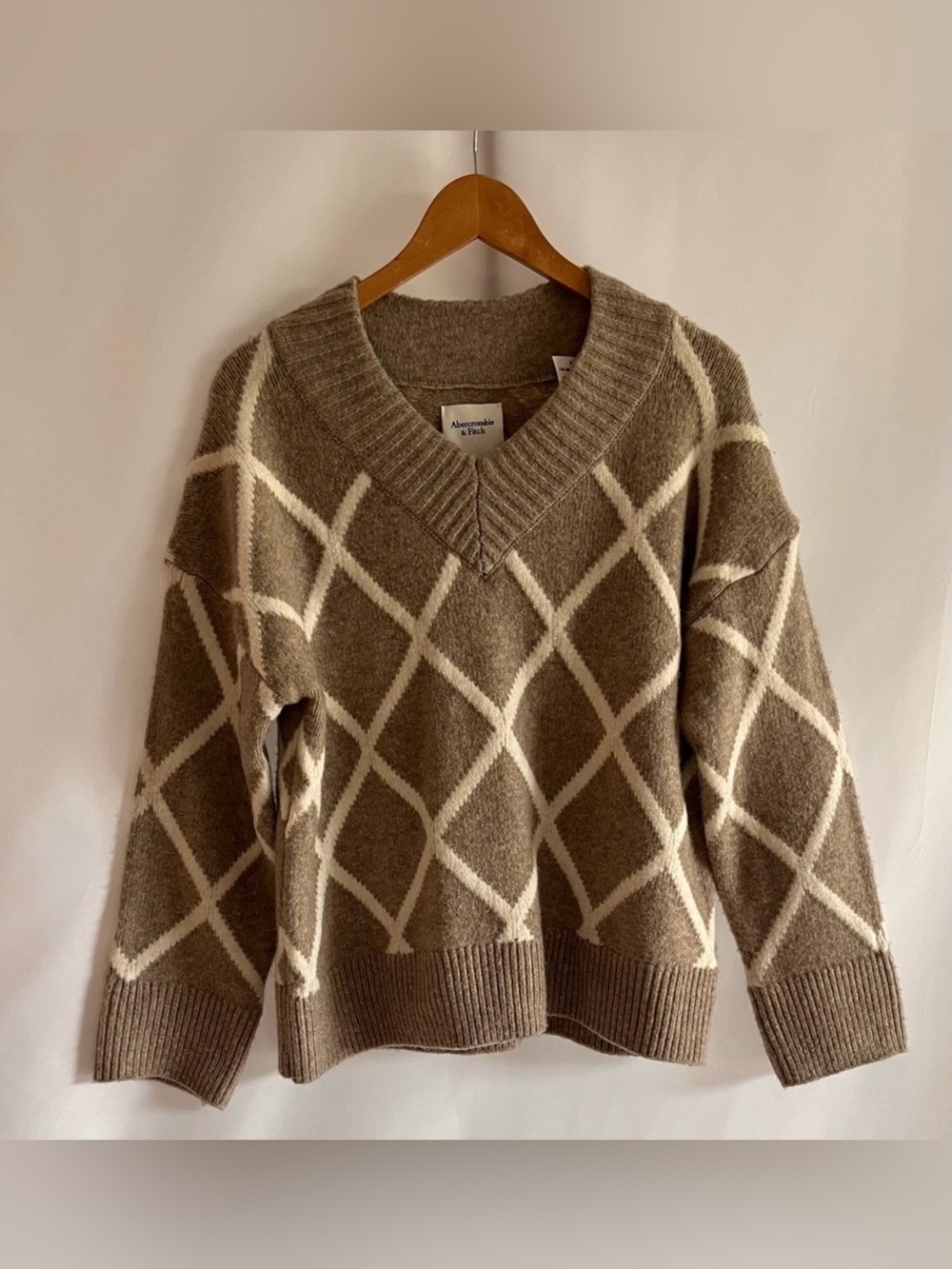Abercrombie & Fitch NWT Tan Cream Diamond Preppy V-neck Cozy Fall Sweater M